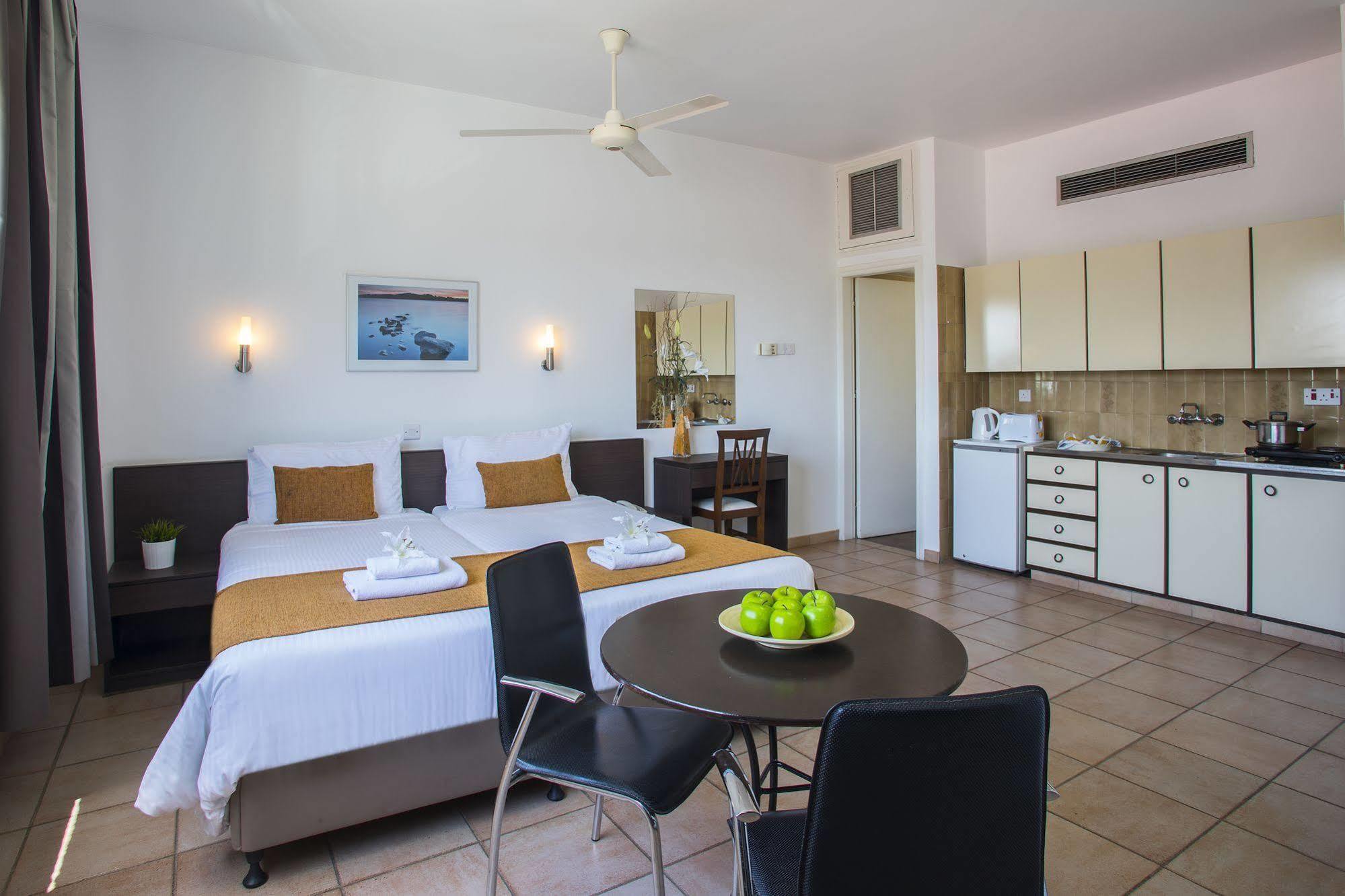 Costantiana Beach Hotel Apartments Larnaca Buitenkant foto